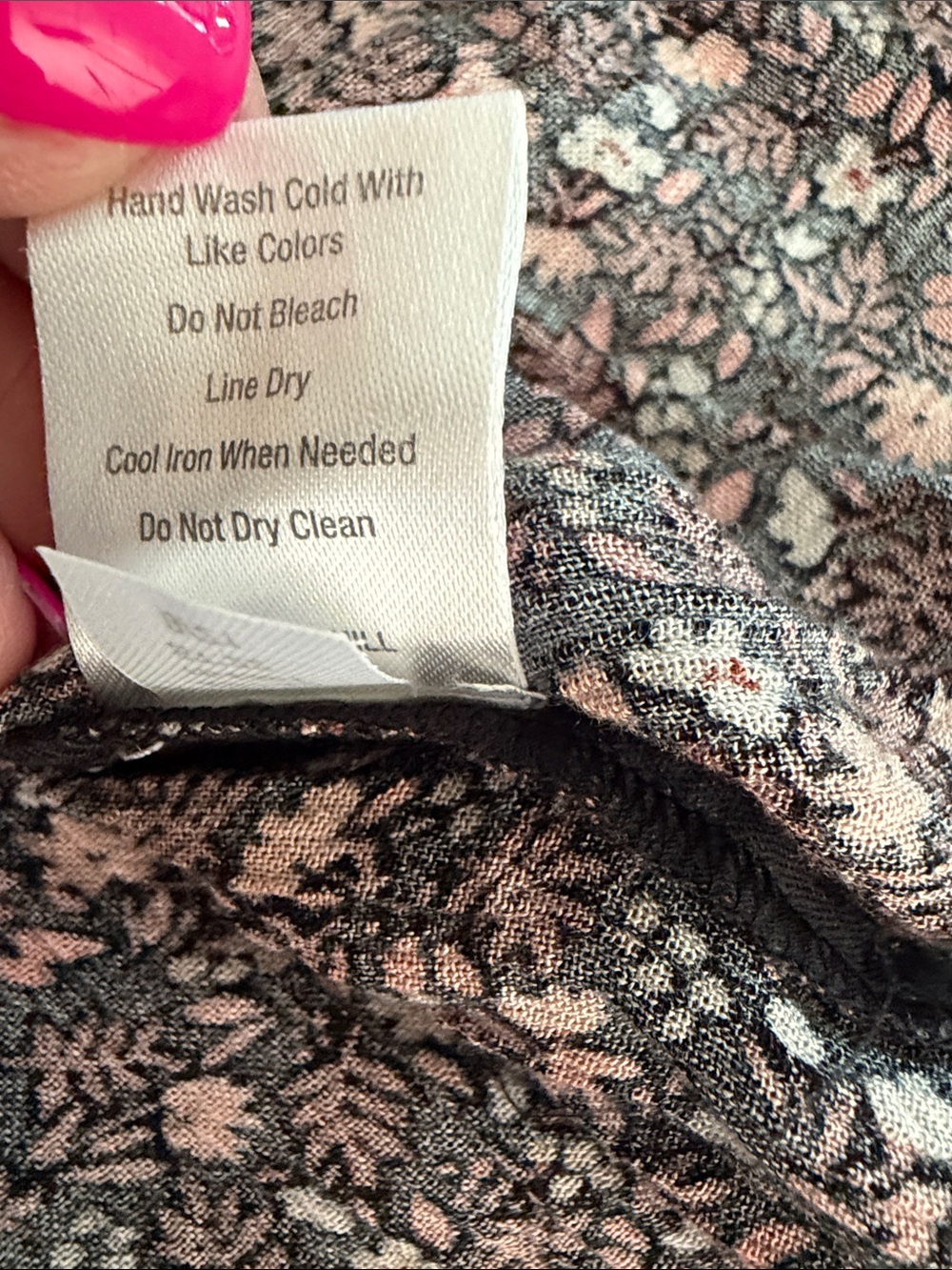 Garnet Hill floral button-up blouse Size 0 V-neckline and a dark daisy print - Picture 8 of 8